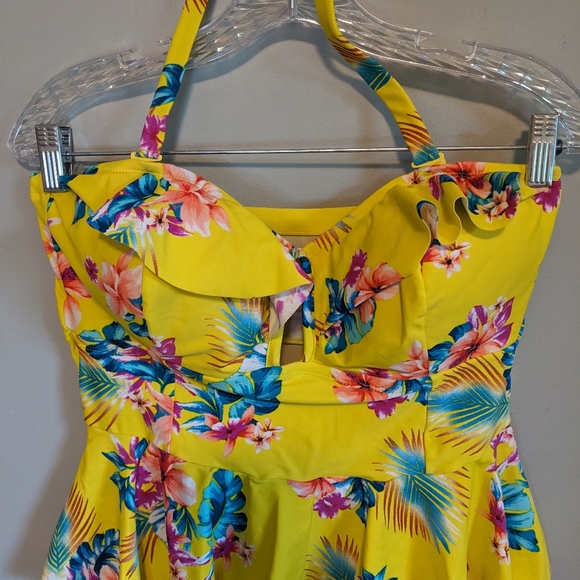 Forever 21 Yellow Floral Ruffle One Piece Swimsuit, size 1X - Picture 4 of 9